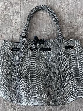 SIGNATURE CLUB A Womens Black & White Bucket Bag Tote Shoulder Bag Faux Snake